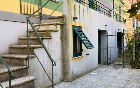 Corso Roma 15 Vacanze - Levanto: Wall, Green, Stairs, Architecture, Handrail, Composite Material, Iron, Metal, Concrete, Balcony