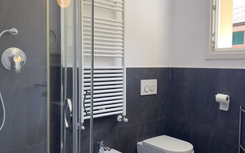 Anne-britt Home: Plumbing Fixture, Bathroom, Flooring, Toilet Seat, Toilet, Interior Design, Floor, Plumbing, Sink, Tap