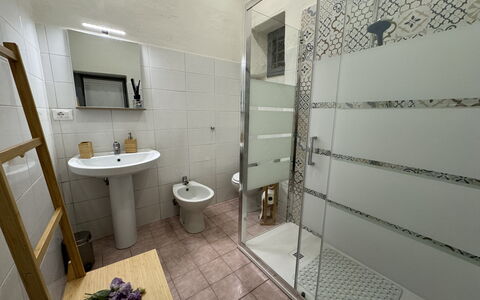 Il Cervo In Città: Bathroom, Plumbing Fixture, Flooring, Floor, Interior Design, Toilet, Bathroom Sink, Plumbing, Sink, Tap
