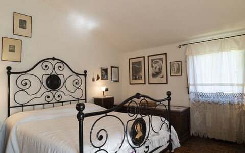 Country Historical House Lucca: Bed, Furniture, Bedroom, Interior Design, Flooring, Bedding, Floor, Bed Sheet, Ceiling, Linens