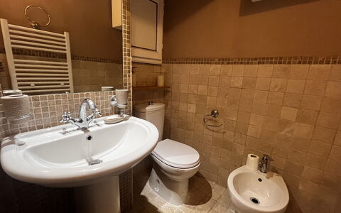 Appartamento Del Mercato: Bathroom, Toilet Seat, Plumbing Fixture, Bathroom Sink, Flooring, Toilet, Sink, Floor, Tap, Plumbing