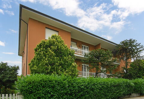 Butterfly Apartment In Lucca: Shrub, Residential Area, Hedge, Garden, Estate, Lawn, Yard, Shade, Landscaping, Hacienda