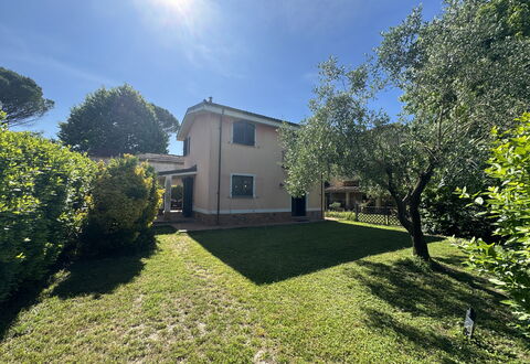 Dependance Egle: Shrub, Home, Garden, Lawn, Estate, Yard, Landscaping, Backyard, Driveway, Hacienda