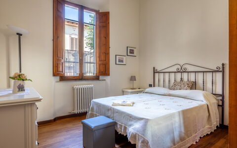 Casa Olivia With Garden And Wifi: Furniture, Interior Design, Wood, Flooring, Bedroom, Floor, Bed, Room, Ceiling, Picture Frame