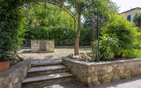 Casa Olivia With Garden And Wifi: Shrub, Rock, Garden, Flagstone, Shade, Stone Wall, Landscaping, Backyard, Concrete