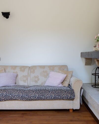 Casa Olivia With Garden And Wifi: Furniture, Interior Design, Wall, Flooring, Couch, Wood, Floor, Room, Living Room, Lighting