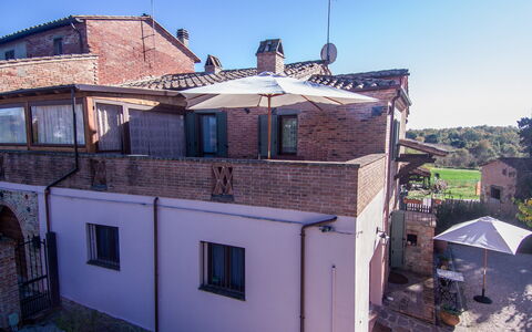 The Tuscan Retreat Spa: Wall, Architecture, Brick, Balcony