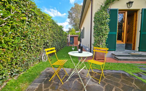 Villetta Tonfano: Green, Furniture, Garden, Bicycle Fork, Outdoor Furniture, Shade, Bicycle, Backyard