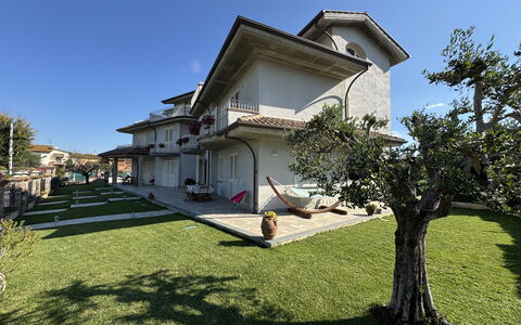 Villa al Glicine Proprietà: Building, Residential Area, House, Home, Architecture, Roof, Estate, Garden, Lawn, Mansion