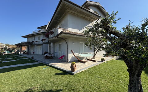 Villa al Glicine: Building, Residential Area, House, Home, Roof, Architecture, Estate, Lawn, Garden, Mansion