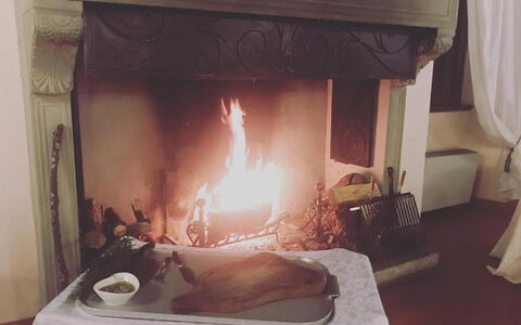 Villa Medicea Lo Sprocco: Hearth, Heat, Fireplace, Curtain, Tablecloth, Food, Linens