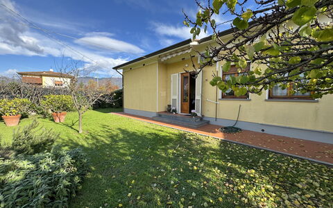 Villa Lory: House, Shrub, Residential Area, Home, Garden, Groundcover, Lawn, Cottage, Yard, Driveway