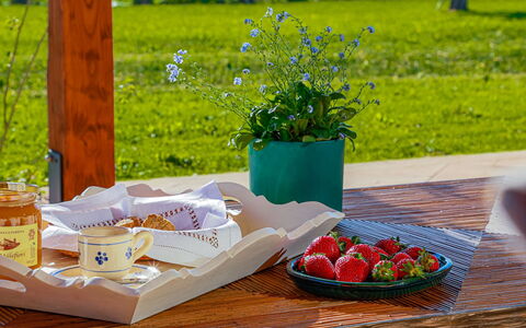 Villa Lodolaio: Tableware, Food, Table, Serveware, Drinkware, Furniture, Cup, Fruit, Dishware