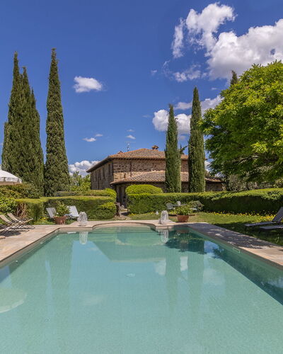Podere Peteglia: Shrub, Garden, Swimming Pool, Hedge, Landscaping, Estate, Hacienda, Eco Hotel, Villa, Courtyard