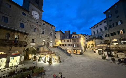 La Casa sulla Piazza: Building, City, Wall, Window, Town, Urban Area, Facade, House, Public Space, Neighbourhood