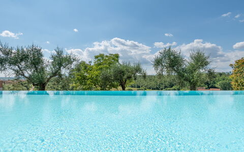 Agriturismo le Due Querce: Blue, Swimming Pool, Composite Material, Resort, Water Feature, Reflection, Outdoor Furniture, Eco Hotel, Hotel, Tile