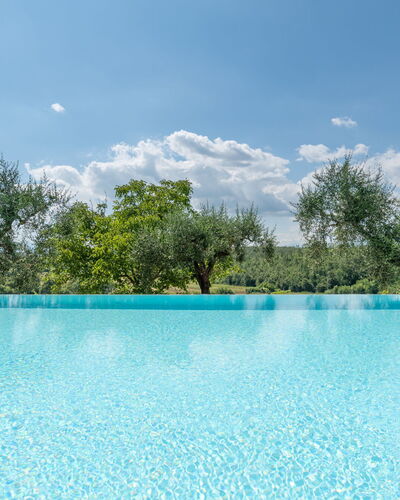 Agriturismo le Due Querce: Blue, Swimming Pool, Composite Material, Resort, Water Feature, Reflection, Outdoor Furniture, Eco Hotel, Hotel, Tile