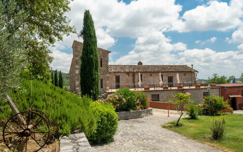 Agriturismo le Case Rosse di Montebuono: Estate, Landscaping, Lawn, Garden, Yard, Hacienda, Villa, Farmhouse, Historic House