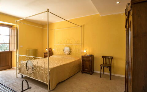 Agriturismo le Case Rosse di Montebuono: Furniture, Interior Design, Bed, Wall, Bedroom, Floor, Flooring, Wood, Ceiling, Room