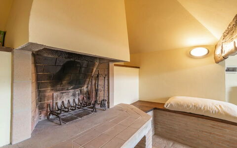 Agriturismo le Case Rosse di Montebuono: Interior Design, Flooring, Ceiling, Wood, Floor, Furniture, Room, Lighting, Hearth, Living Room