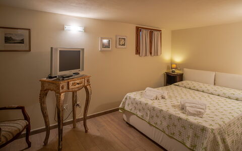 Villa Bolgheri Vermentino Castagneto Carducci: Bedroom, Bed, Interior Design, Furniture, Bed Sheet, Lighting, Bedding, Floor, Flooring, Bed Frame