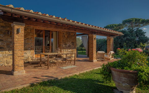 Villa Bolgheri Vermentino Castagneto Carducci: Wall, Brick, Architecture, Home, Door, Brickwork, Cottage, Estate, Shade, Garden