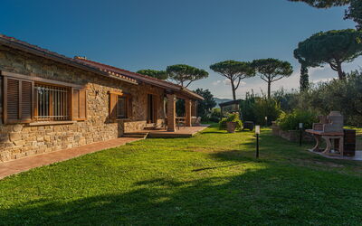Villa Relax Castagneto Carducci: Wood, Home, Cottage, House, Roof, Estate, Land Lot, Rural Area, Farmhouse, Garden