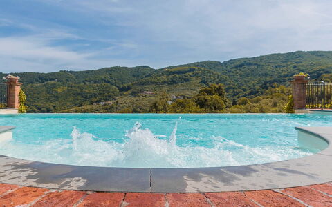 Villa Il Castagno: Mountainous Landforms, Hill, Swimming Pool, Mountain, Mountain Range, Ridge, Resort, Eco Hotel, Water Feature, Resort Town