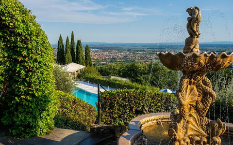 Villa la Brezza: Garden, Landscaping, Eco Hotel, Hedge, Swimming Pool, Villa, Botanical Garden, Resort Town, Courtyard