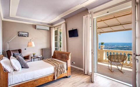 Villa la Brezza: Furniture, Interior Design, Wood, Bedroom, Bed, Floor, Flooring, Apartment, Home, Room