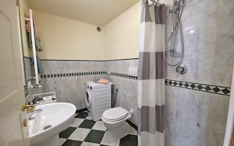 Appartamento Botrici: Toilet Seat, Toilet, Plumbing Fixture, Flooring, Bathroom, Floor, Interior Design, Plumbing, Sink, Tile