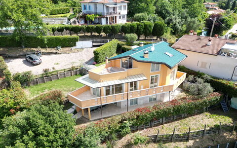 Appartamento Botrici: Building, Residential Area, House, Home, Roof, Shrub, Human Settlement, Cottage, Estate, Balcony