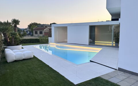 Villa Bilor Luxe: Swimming Pool, Composite Material, Shade, Garden, Landscaping, Estate, Villa, Design, Yard, Resort