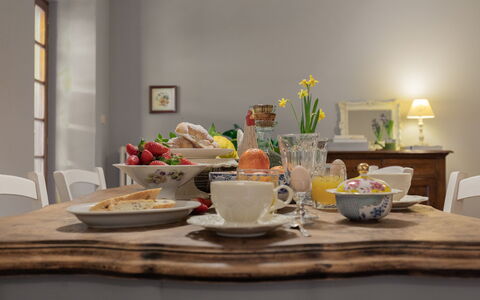 Villa Essiccatoio: Tableware, Furniture, Serveware, Table, Interior Design, Dishware, Food, Porcelain, Drinkware, Kitchen & Dining Room Table