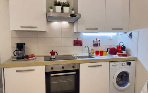 Studio Piccolo al Verticale - Levanto: Kitchen Appliance, Kitchen, Major Appliance, Countertop, Home Appliance, Cabinetry, Interior Design, Flooring, Washing Machine, Stove