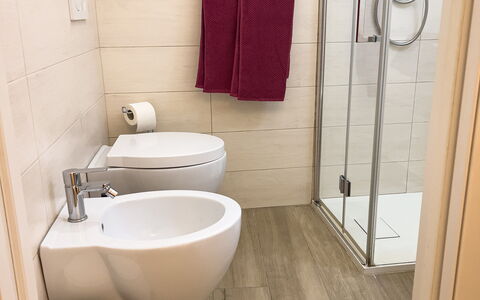 Studio Piccolo al Verticale - Levanto: Toilet Seat, Bathroom, Toilet, Plumbing Fixture, Flooring, Floor, Sink, Plumbing, Interior Design, Tap
