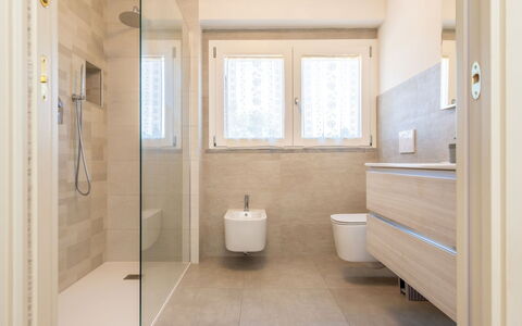 Rose Adriano Home: Bathroom, Flooring, Floor, Plumbing Fixture, Interior Design, Wall, Toilet, Plumbing, Sink, Tap