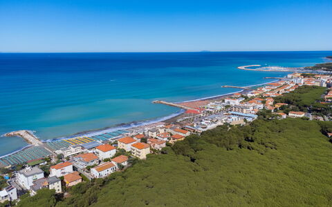 Rose Adriano Home: Body Of Water, Coast, Horizon, Sea, Coastal And Oceanic Landforms, Ocean, Beach, Shore, Bay, Tropics