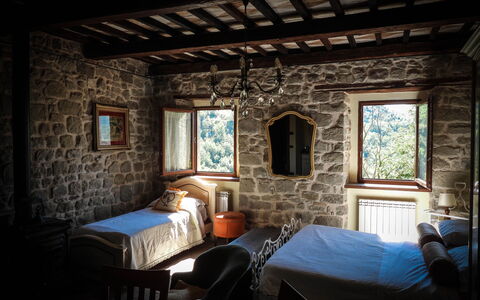 Agriturismo Arcera: Wall, Bedroom, Bed, Furniture, Bed Sheet, Interior Design, Bedding, Bed Frame, Room, Ceiling