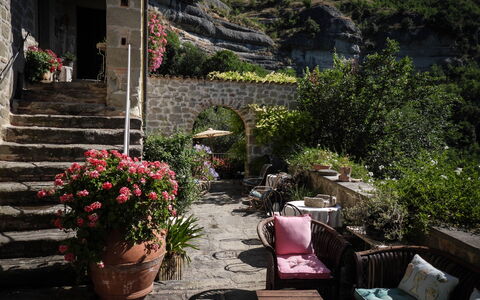 Agriturismo Arcera: Flowerpot, Shrub, Houseplant, Garden, Courtyard, Outdoor Furniture, Balcony, Hacienda, Landscaping