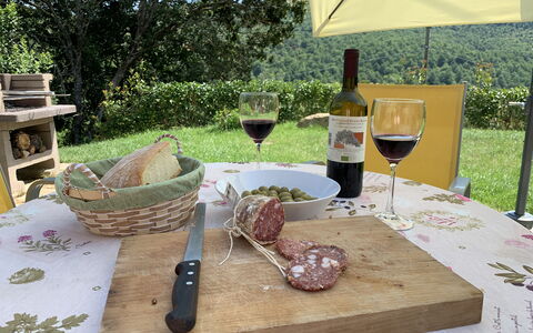 Casa Chimera: Food, Tableware, Ingredient, Table, Bottle, Drinkware, Serveware