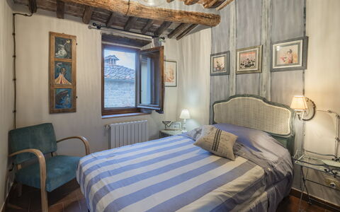 La Casa del Grillo Parlante: Wall, Bedroom, Furniture, Bed, Home, Linens, Bedding, Bed Sheet, Bed Frame, Picture Frame