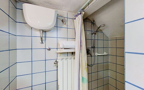 Lucia e Francesco: Plumbing Fixture, Interior Design, Flooring, Floor, Bathroom, Plumbing, Sink, Room, Tap, Tile