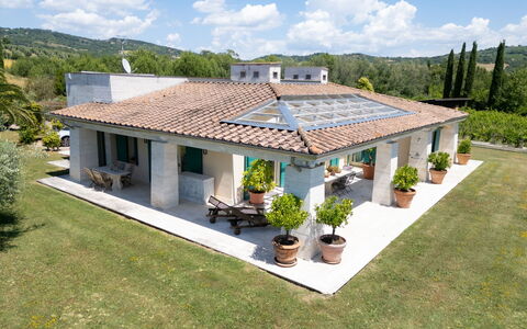 La Sorgente: Roof, Home, House, Residential Area, Estate, Cottage, Farmhouse, Door, Garden, Shade