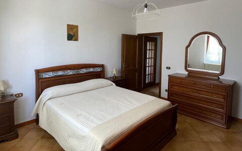 Villa i Fiori: Bed, Furniture, Bedroom, Bed Sheet, Wood, Flooring, Bedding, Interior Design, Floor, Drawer