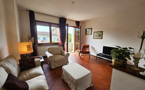 Alle Gardenie: Furniture, Interior Design, Flooring, Wood, Floor, Room, Couch, Living Room, Ceiling