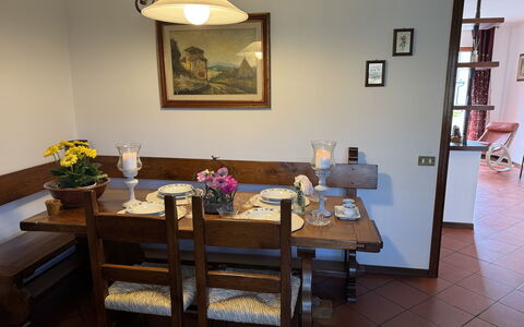 Alle Gardenie: Furniture, Table, Interior Design, Wood, Dining Room, Kitchen & Dining Room Table, Flooring, Chair, Picture Frame, Lighting
