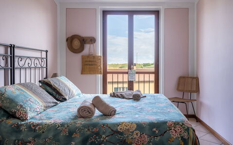 Terrazza sulla Luna, Casciana Terme: Bedroom, Bed, Bed Sheet, Bedding, Wood, Linens, Furniture, Interior Design, Textile, Bed Frame
