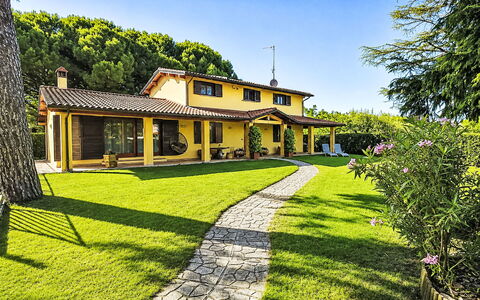 Casa di Max: Furniture, Interior Design, Flooring, Floor, Wood Flooring, Wood, Chair, Ceiling, Kitchen & Dining Room Table, Table
