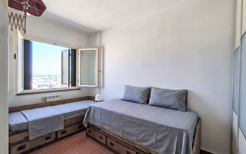 Al Porto: Floor, Flooring, Furniture, Apartment, Interior Design, Ceiling, Room, Bed, Bedroom, Hardwood